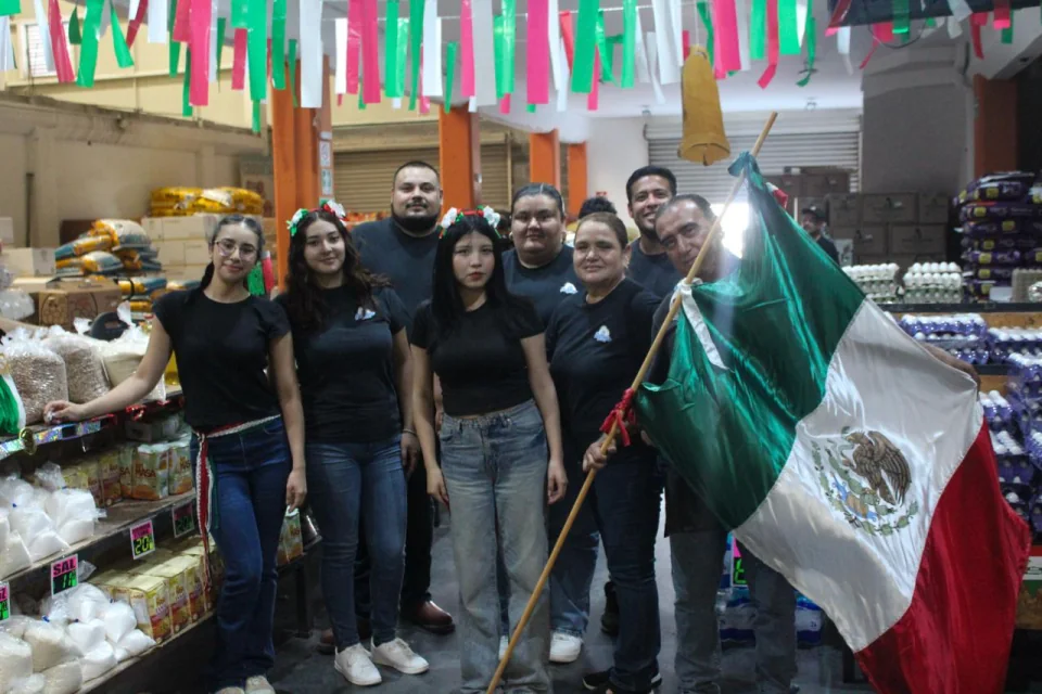 Personal de Avícola El Reparo en Multicomercial Guadalupe, bodega DE-43