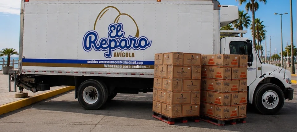 Camión de El Reparo con tarimas de cajas de huevo listas para entrega